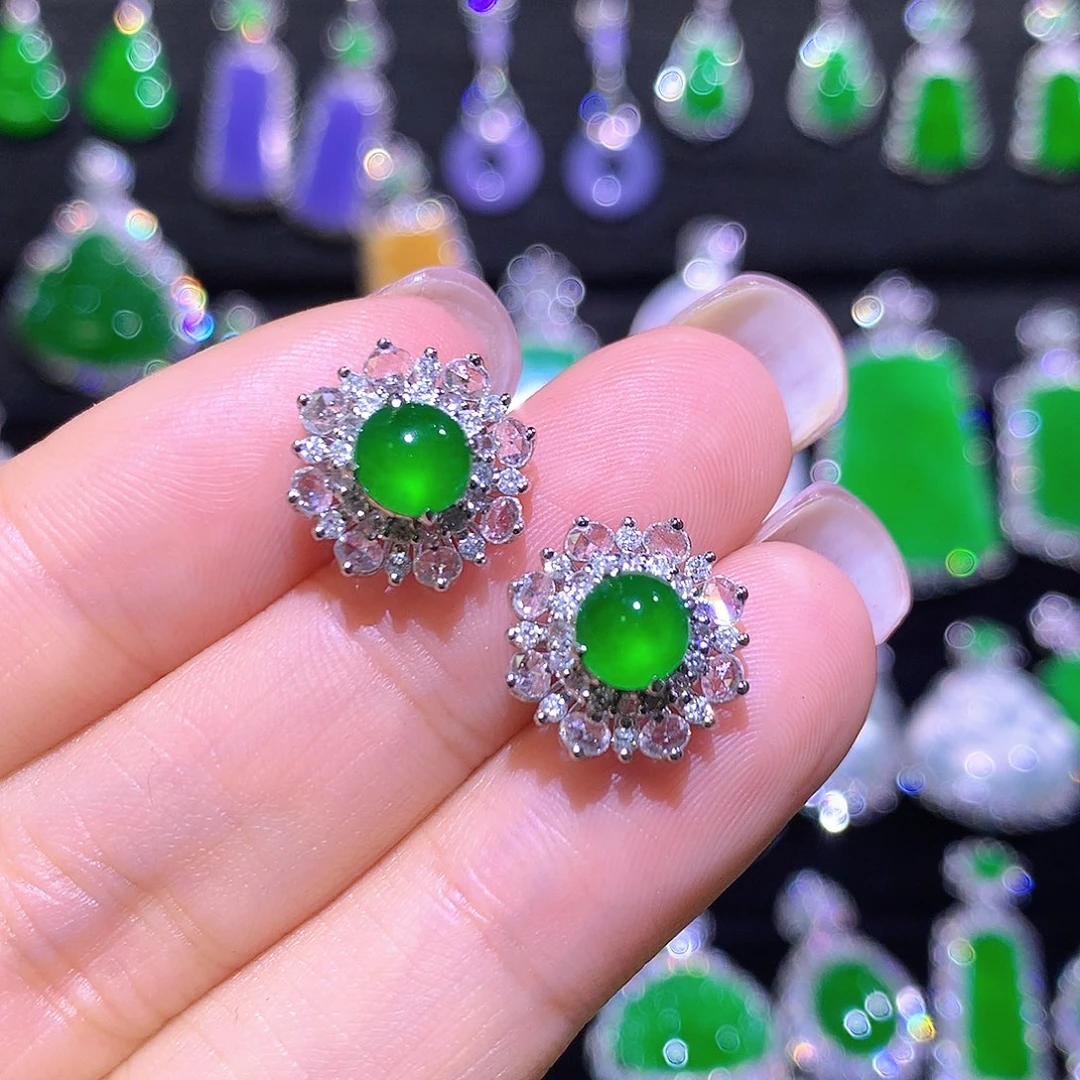 翡翠18K金镶嵌颈饰高冰满绿起光蛋面