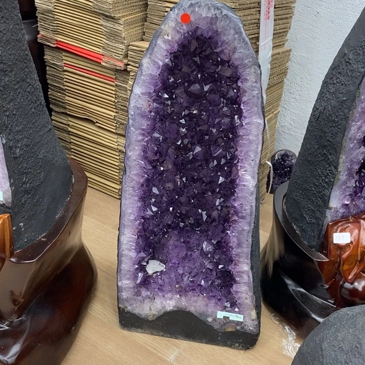 萨***隆未镶嵌紫晶大型摆件（非配饰）