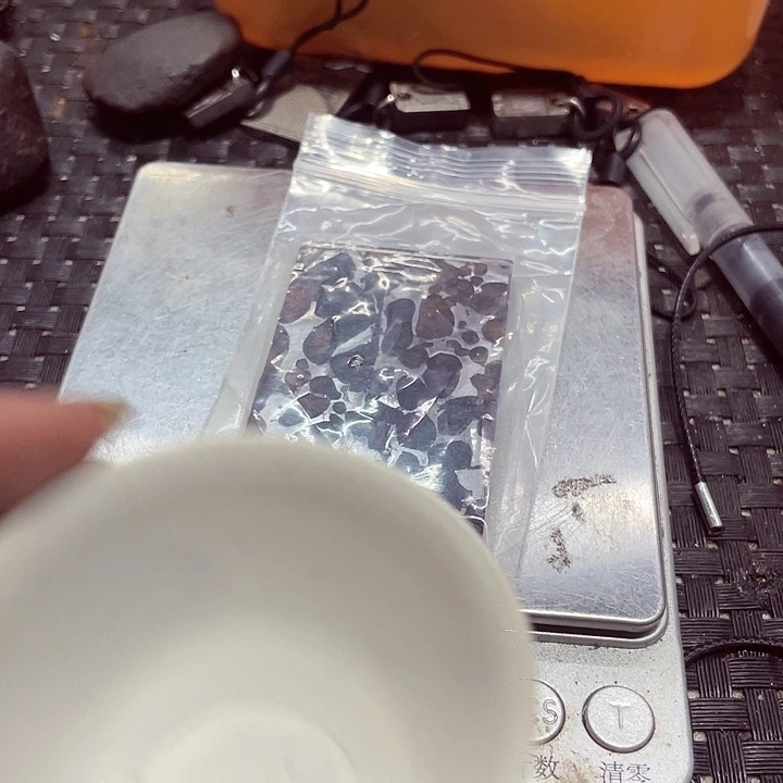阿***，粗砂69.9克来自新疆阿勒泰。