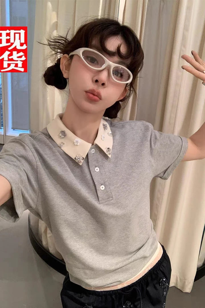 le rouge周美美  高智学院miu 系时髦灰色手工钉珠Polo领短袖T恤