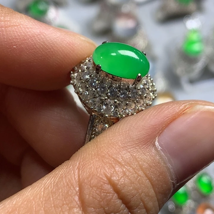 翡翠未镶嵌戒指铜托，卖裸石，需要二次镶嵌