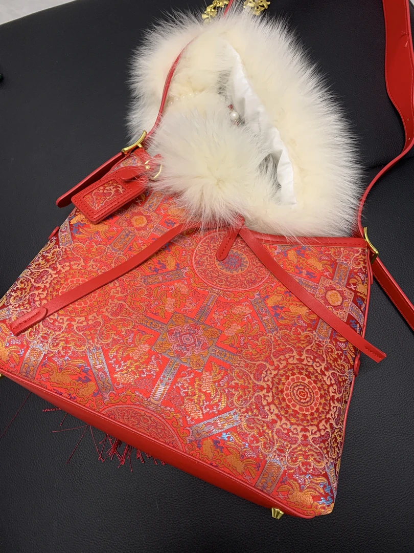 九月  红色包包  新款中式氧气复古手机包百搭包包