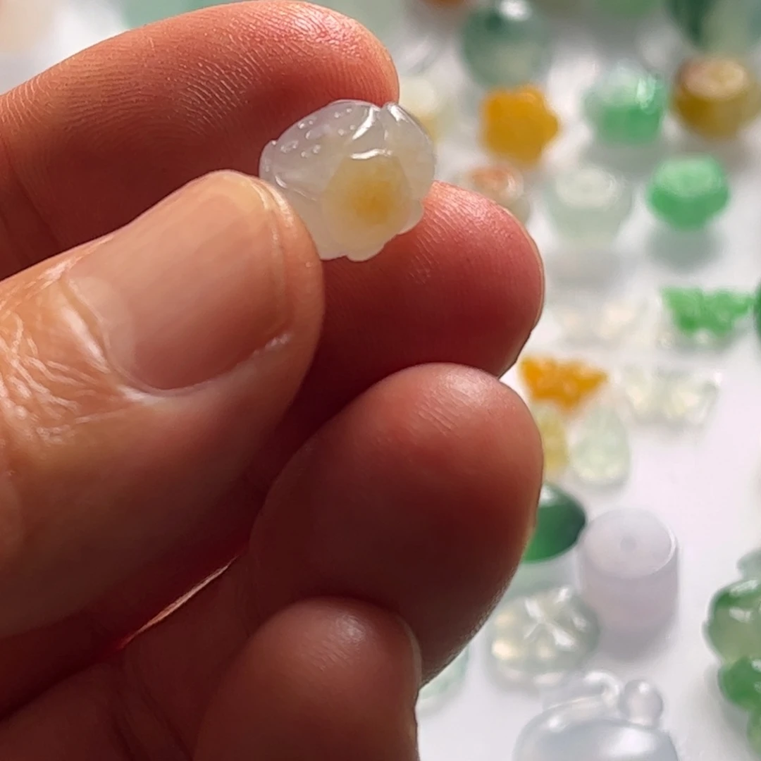 翡翠未镶嵌颈饰莲花