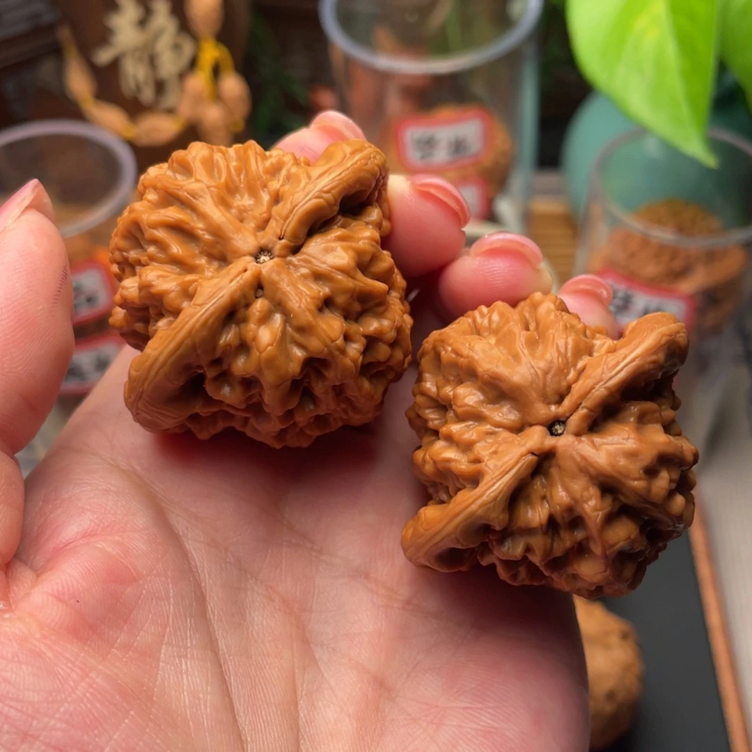 微****桃核把件绝配金公子45