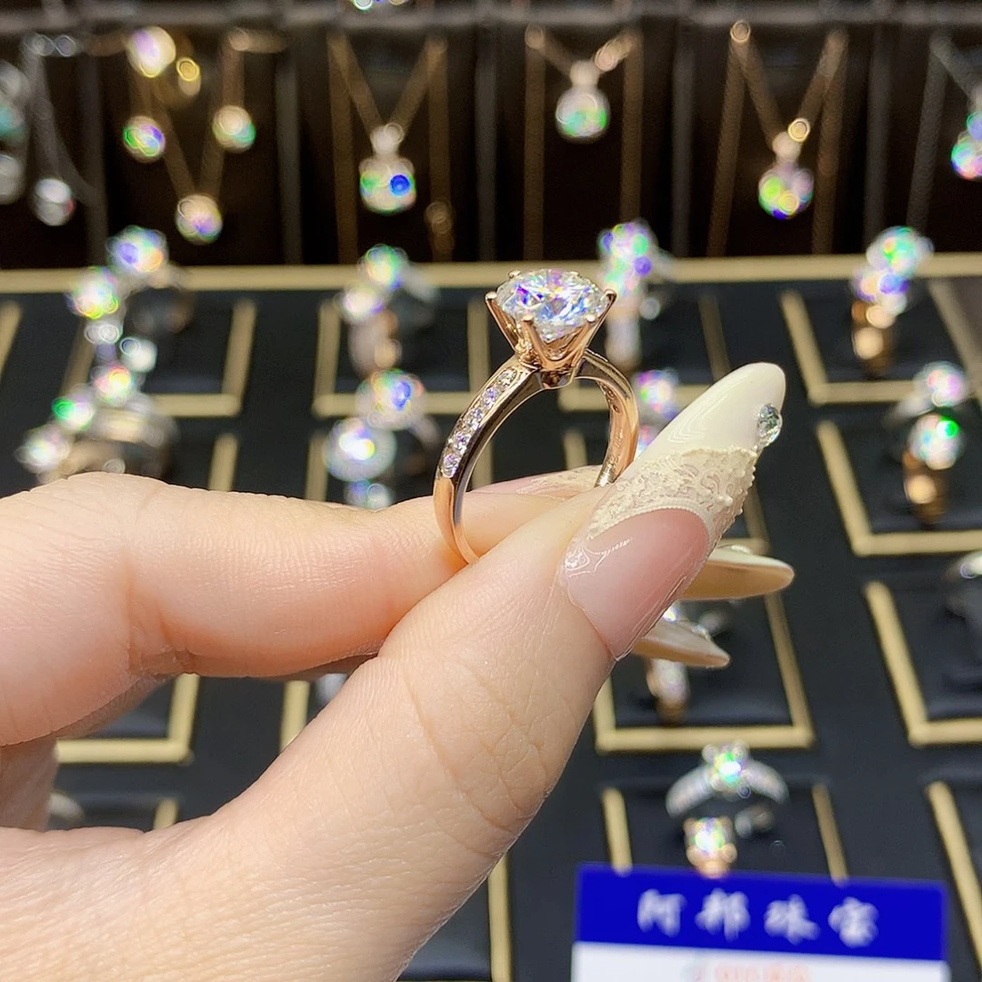 18K金镶嵌合成碳硅石（莫桑石）戒指/指环霜