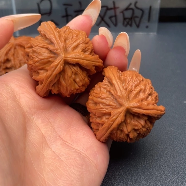 峰***文玩核桃吊坠白狮子