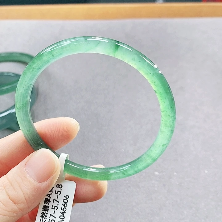 翡翠未镶嵌手镯（圆镯）