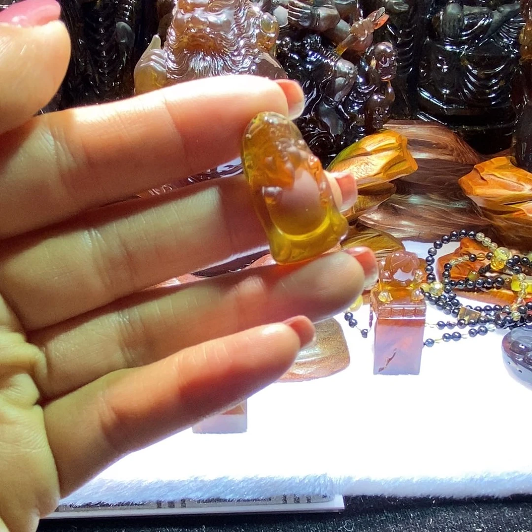 琥珀颈饰未镶嵌财神