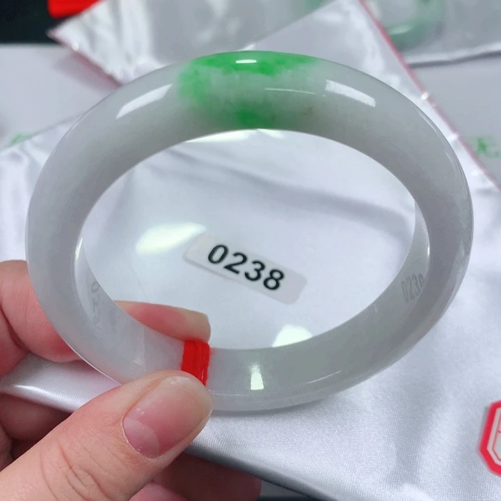 翡翠手镯未镶嵌初*?60➕ 0238