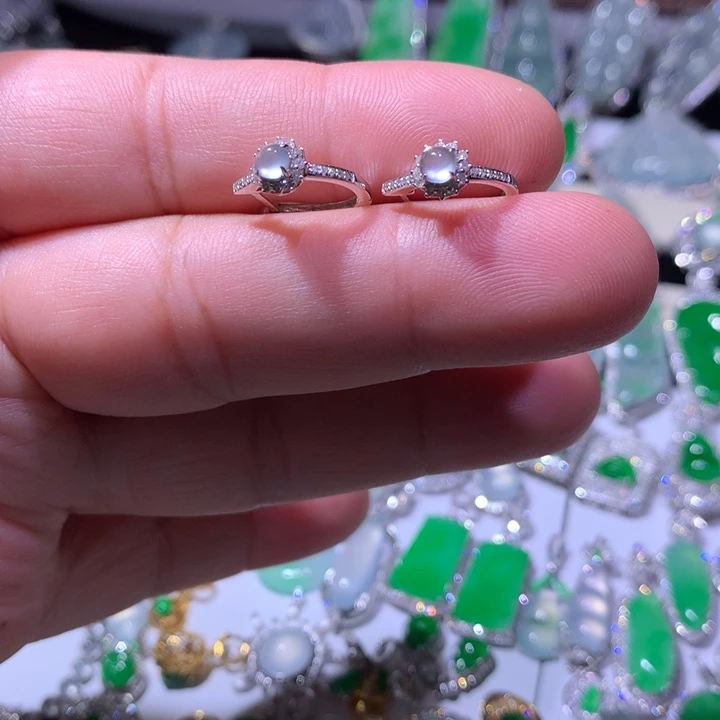 18K金镶嵌翡翠耳饰