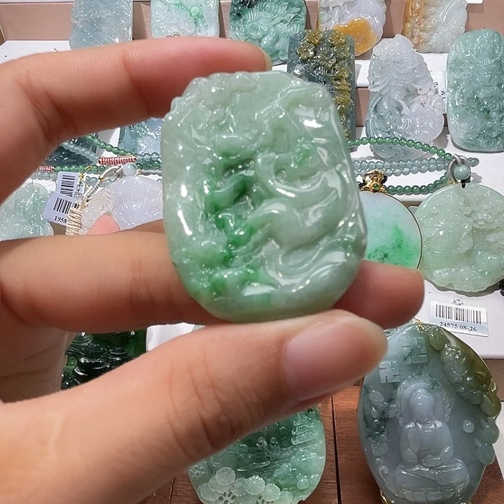 翡翠未镶嵌颈饰挂件