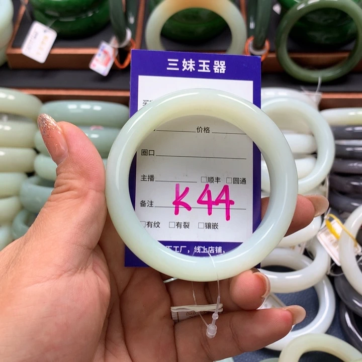 【闪购商品】未镶嵌手镯和田玉一**沙