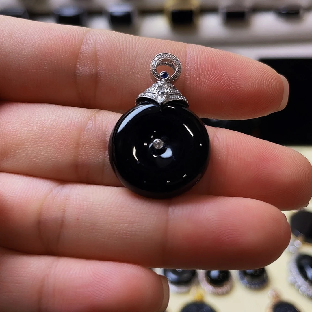 翡翠18K金镶嵌颈饰墨翠