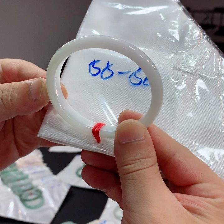 翡翠手镯未镶嵌翡翠手镯