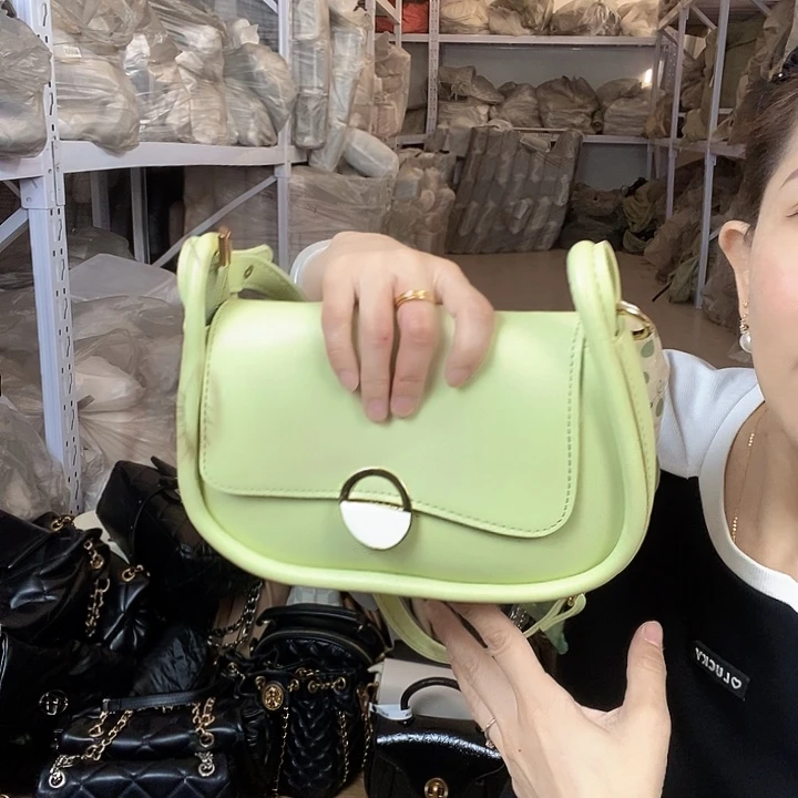 蚕丝小牛剖层皮革PU