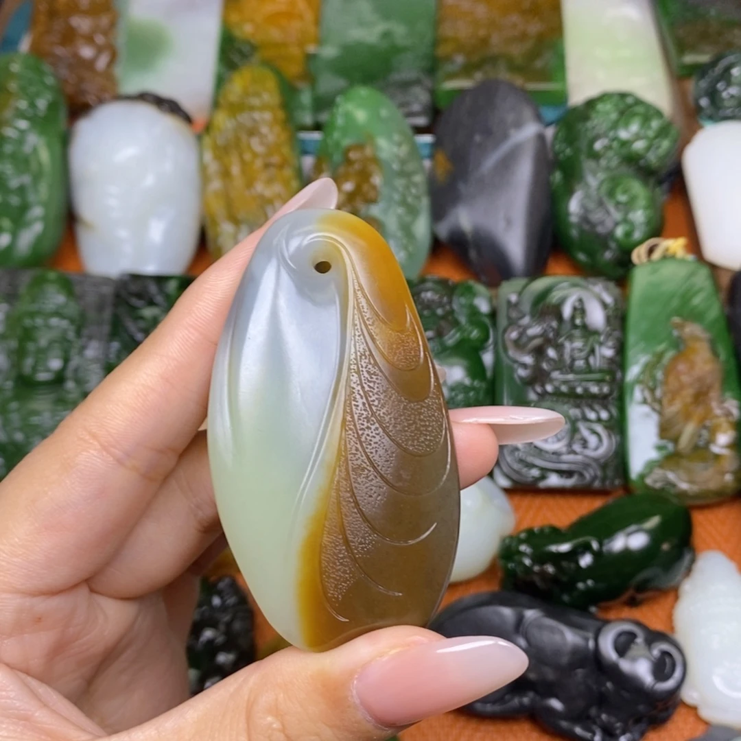 三***汇和田玉未镶嵌颈饰