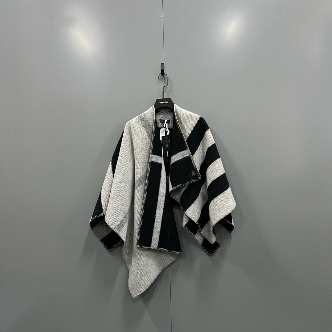 95新 BURBERRY/博柏利 t6 黑灰条纹斗篷 均码/98新/015204