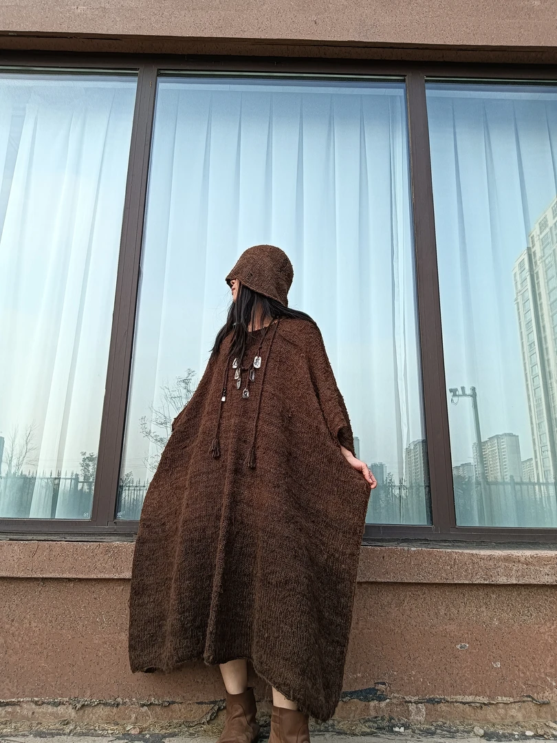 手工编织植物染色一百的柞蚕丝咖色宽松套头衫。100厘米左右