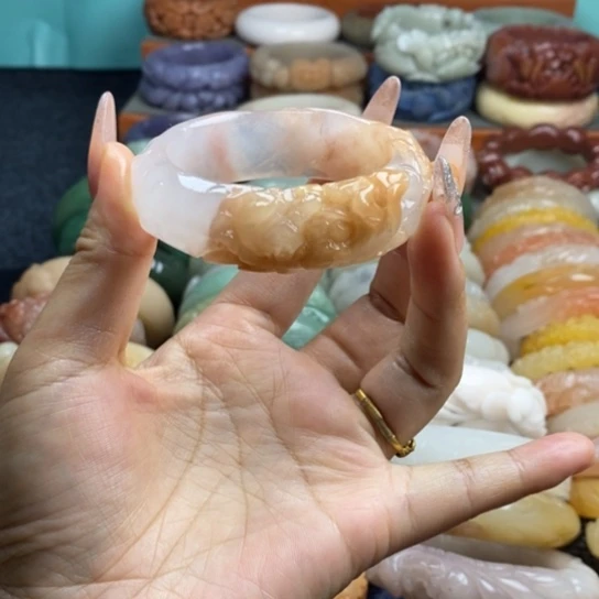 石英质玉未镶嵌雕花手镯