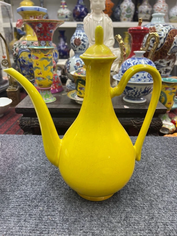 单色釉暗刻龙纹壶摆件