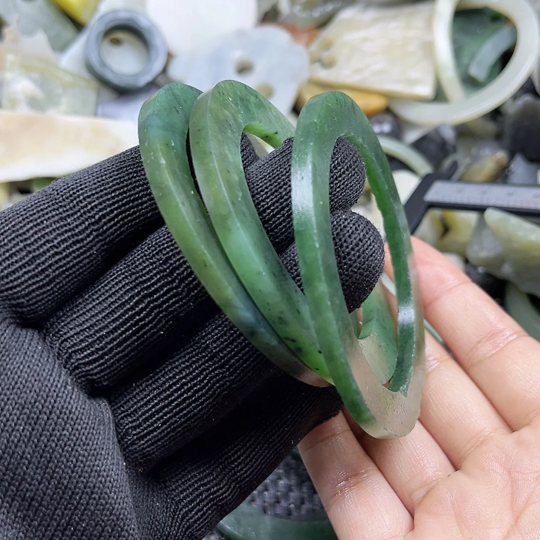 颈饰未镶嵌石英质玉