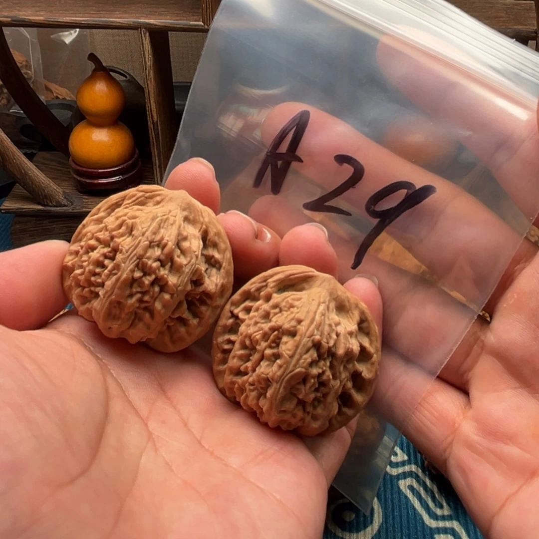 文玩核桃吊坠望月