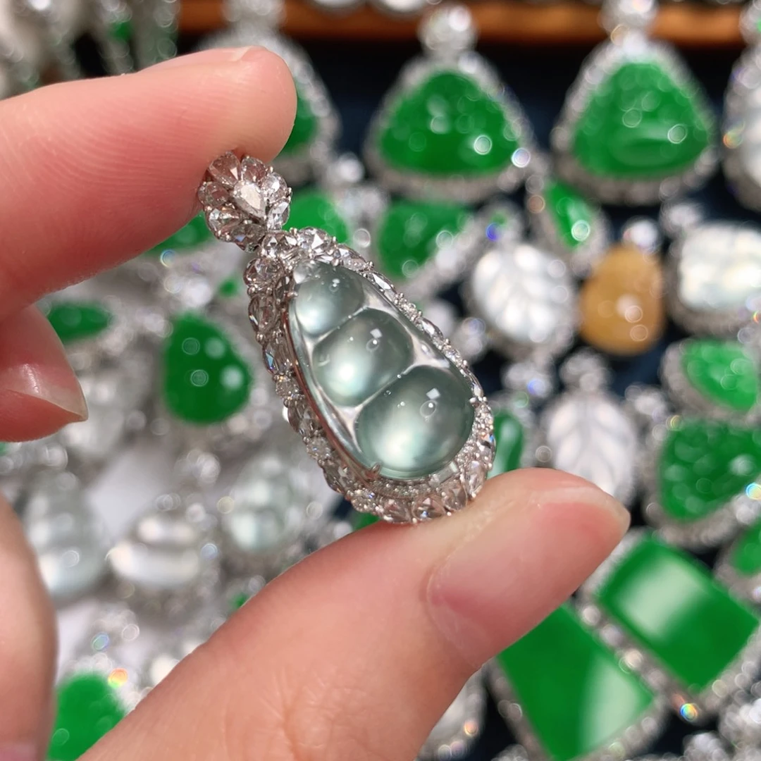 颈饰18K金镶嵌翡翠福豆