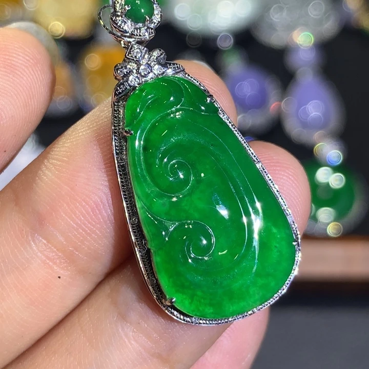 翡翠18K金镶嵌颈饰8、