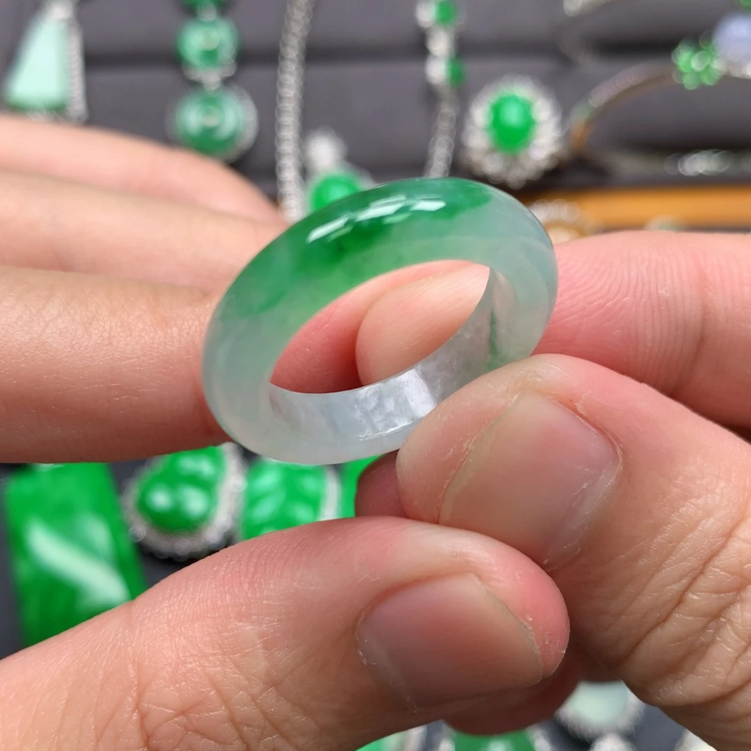 翡翠18K金镶嵌戒指