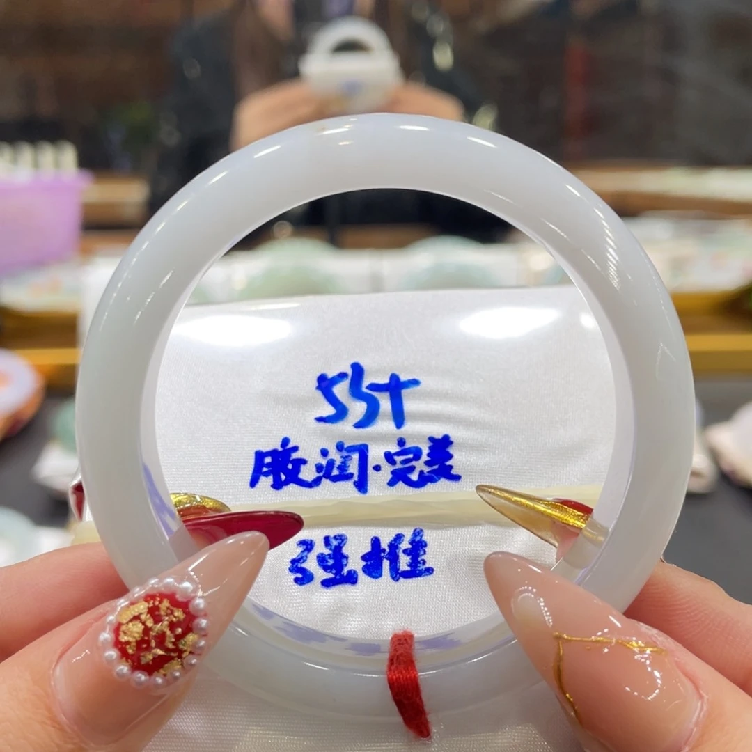 翡翠手镯未镶嵌翡翠