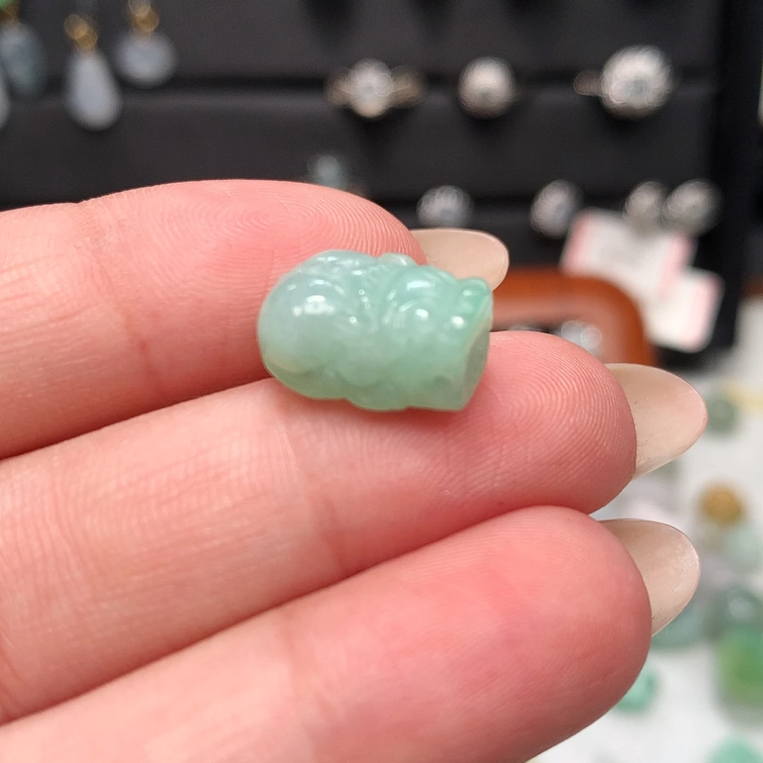 翡翠未镶嵌颈饰貔貅