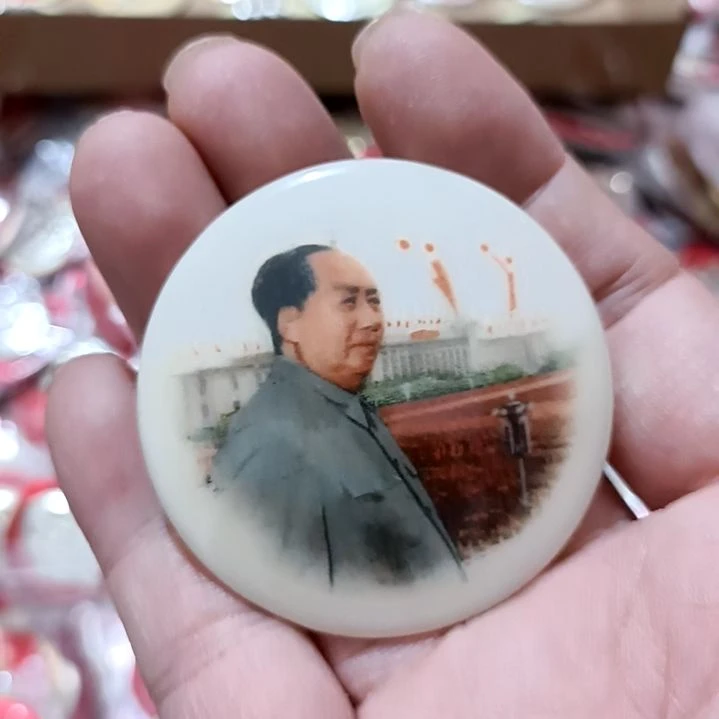铝侠****》圆形红色文字像章