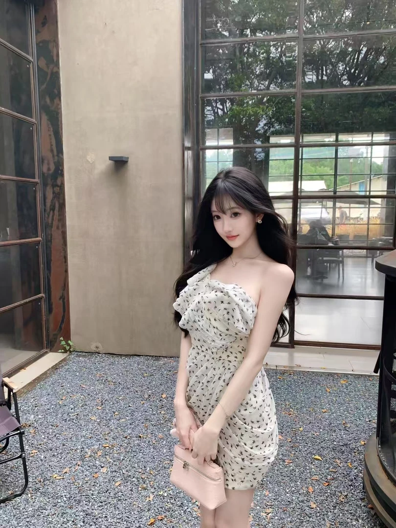 法式修身显瘦单肩吊带连衣裙短款气质辣妹风2025年新款设计感裙子