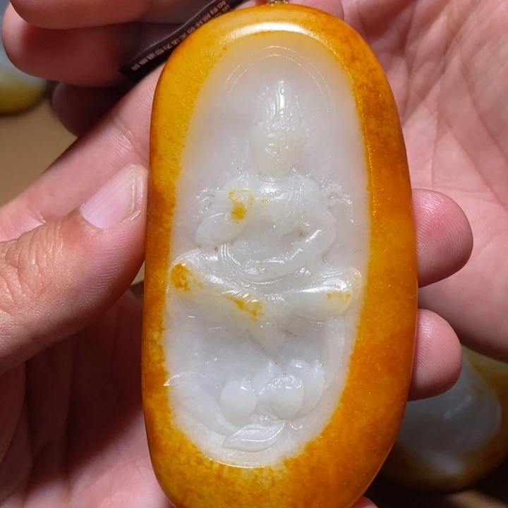 在***约和田玉未镶嵌颈饰