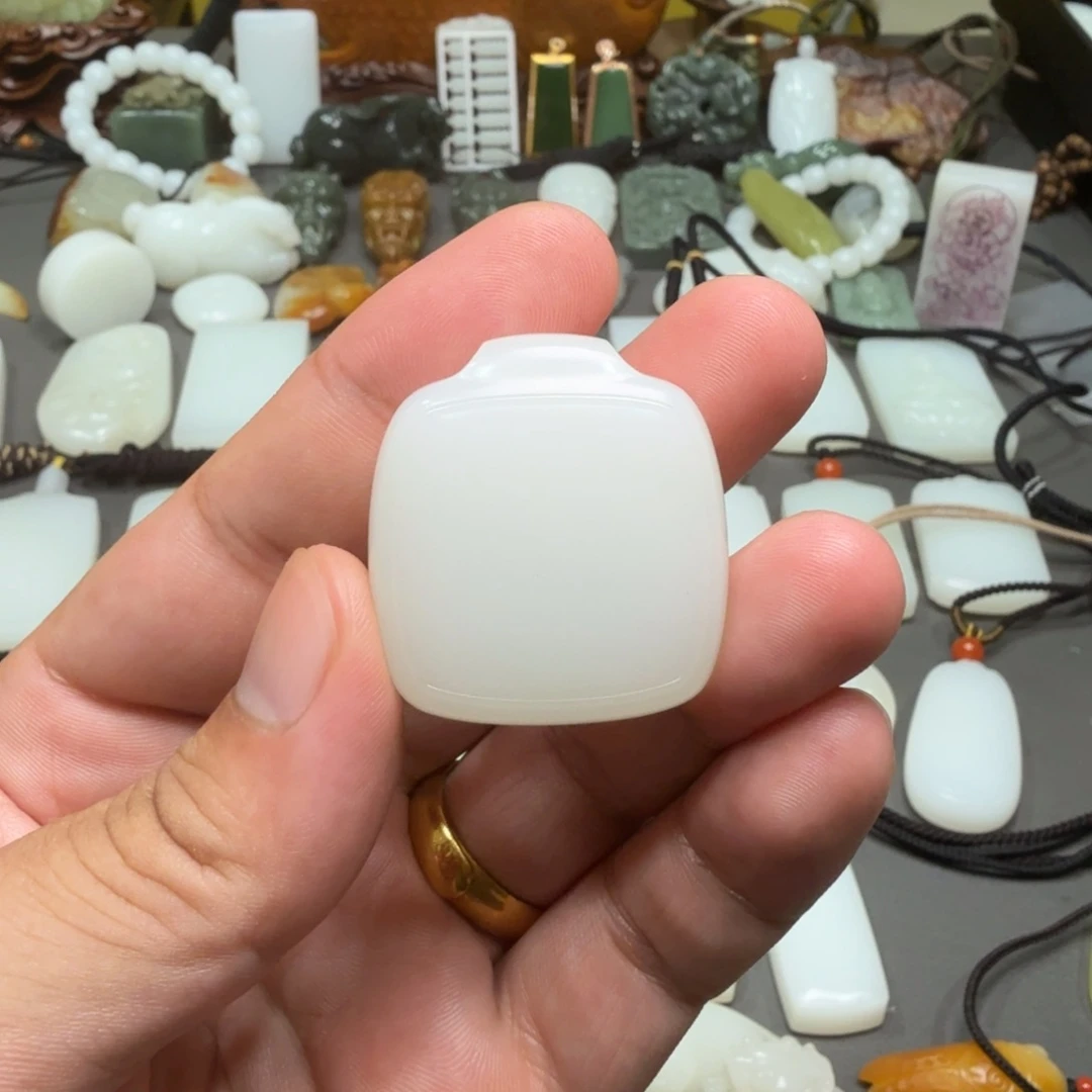 和田玉未镶嵌吊坠(赠链)