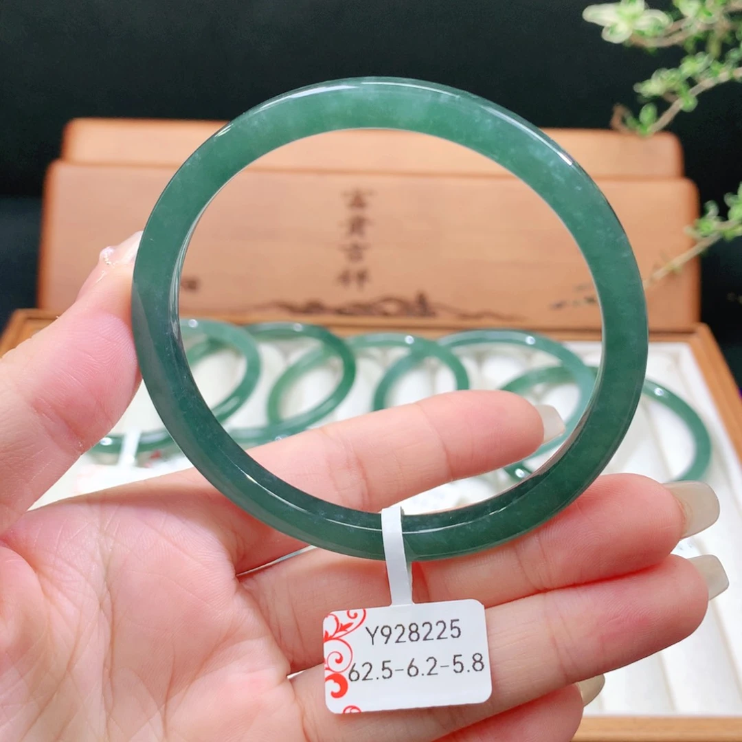 翡翠手镯未镶嵌天然