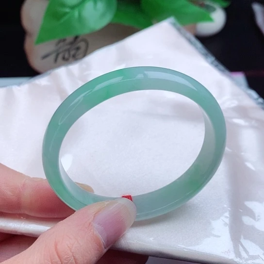 翡翠手镯未镶嵌     贵妃53 冰晴底飘阳绿