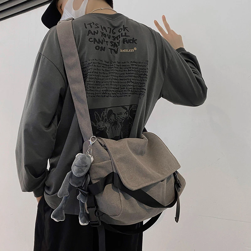 法国工装斜挎包男士邮差包休闲日系大容量单肩男包运动学生斜肩包