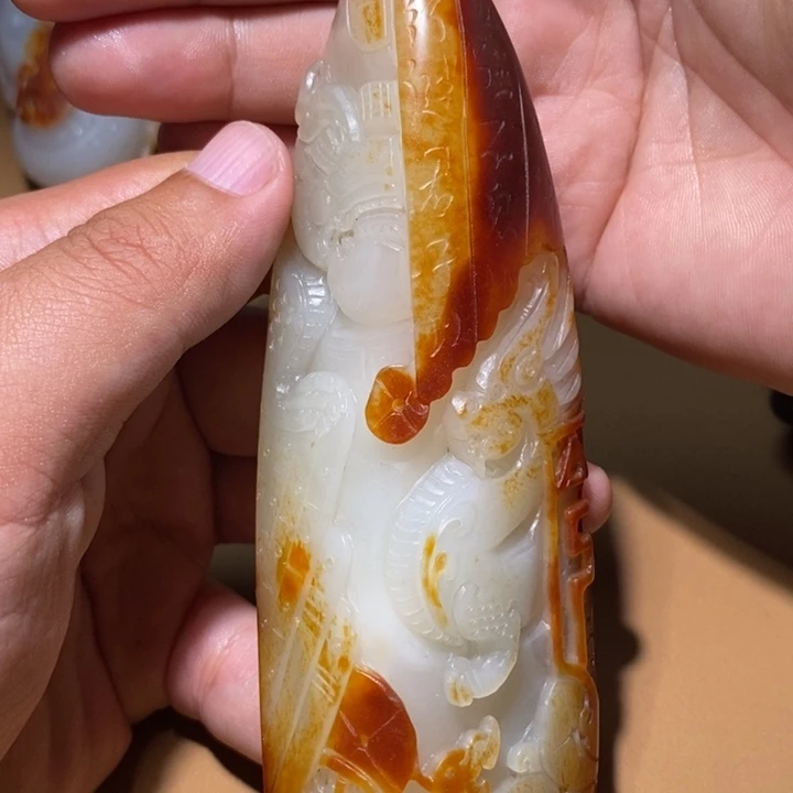 在***约和田玉未镶嵌颈饰