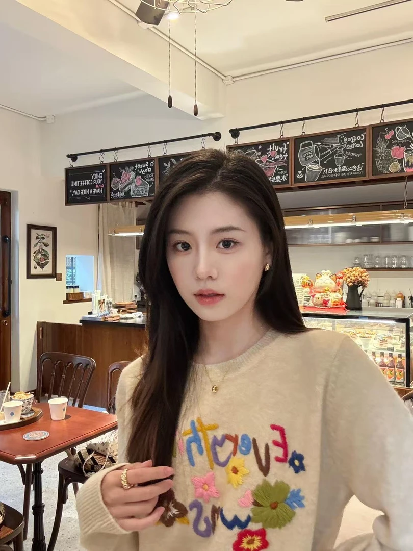 2025年冬季新款韩系气质针织衫米白色刺绣毛衣高腰半身裙两件套装