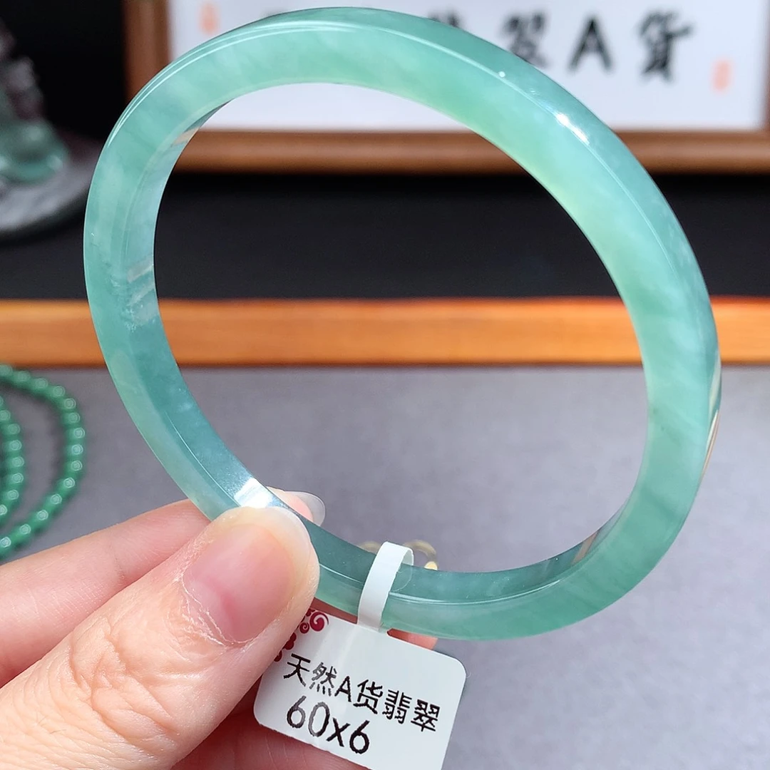 翡翠手镯（圆镯）未镶嵌哈*拉