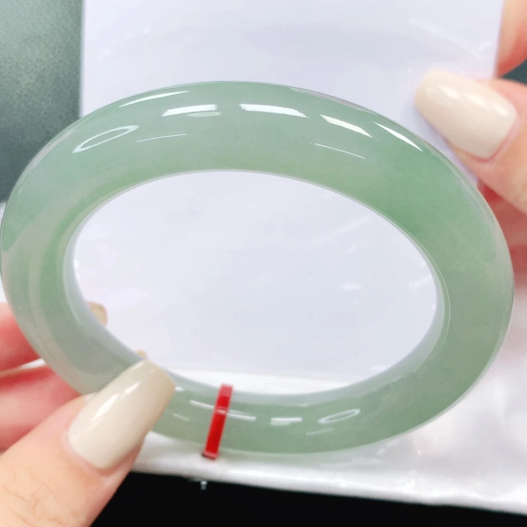 翡翠手镯未镶嵌57。