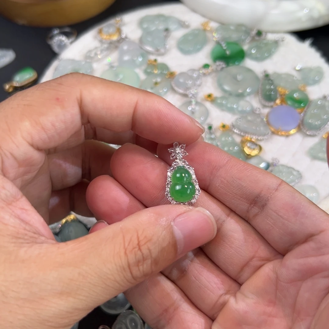 翡翠18K金镶嵌颈饰