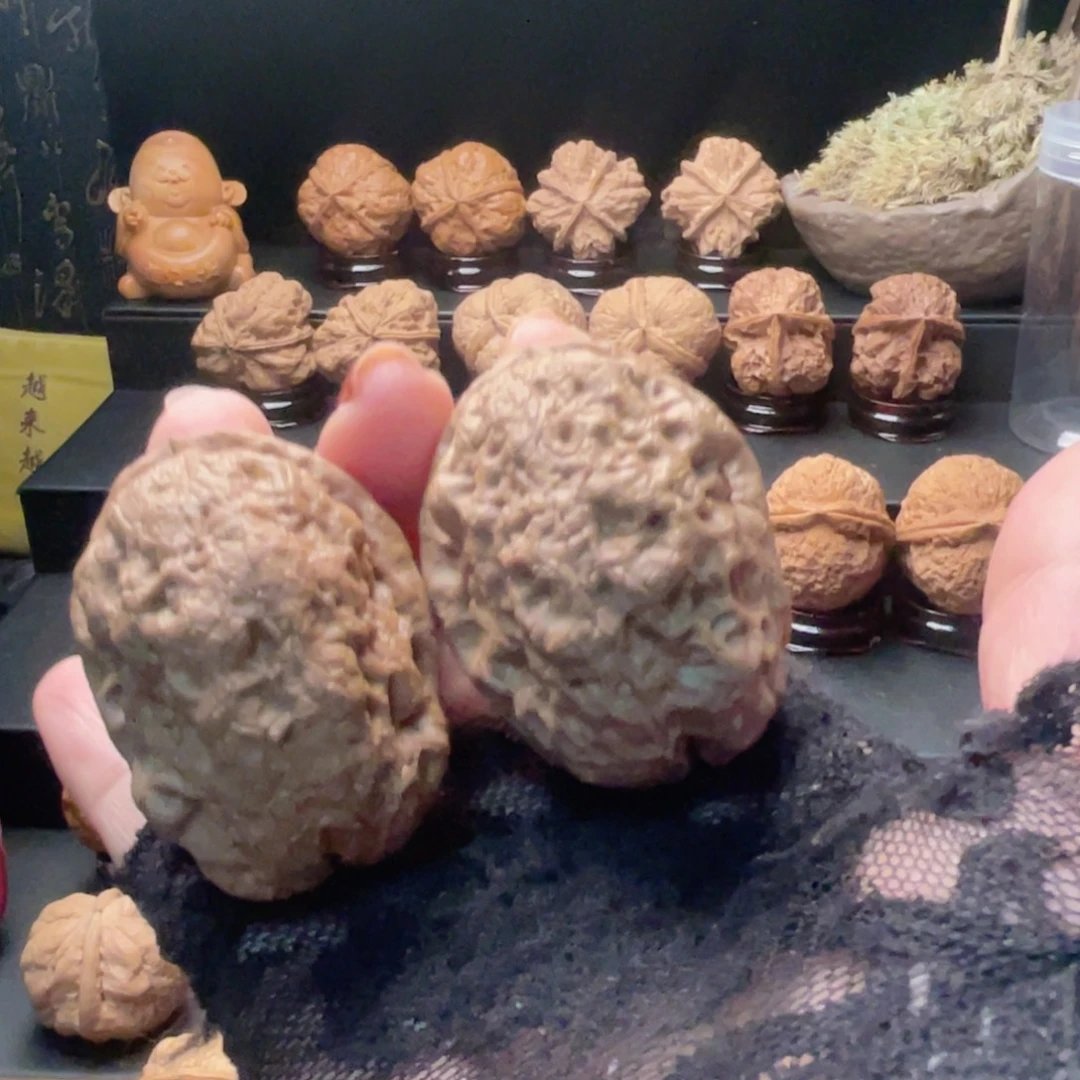 文玩核桃吊坠滚龙纹…………