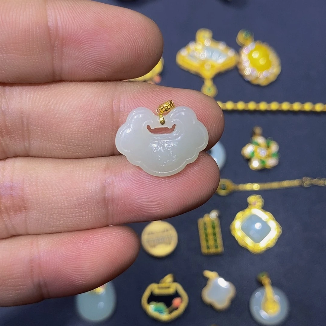 和田玉18K金镶嵌颈饰