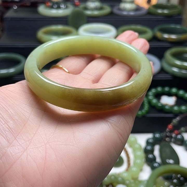 和田玉未镶嵌手镯