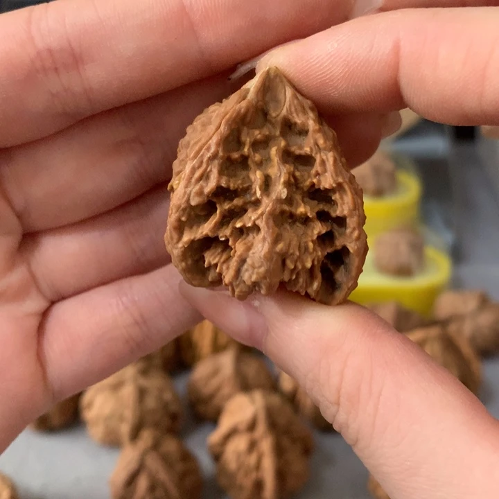 呜***～吊坠文玩核桃异形单只，有瑕疵