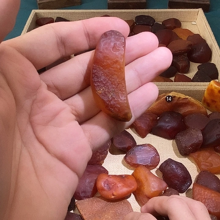 裸石琥珀未镶嵌金胶蜜