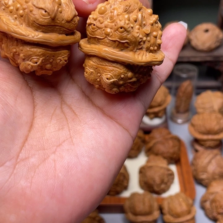 蛤蟆头雕刻的金蟾