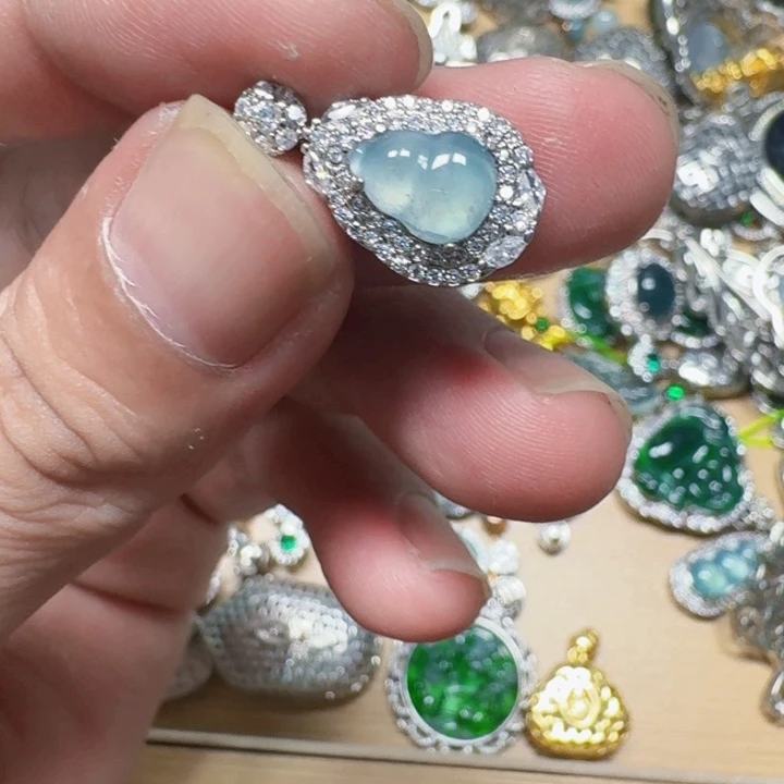 翡翠未镶嵌颈饰天然A货翡翠放漏